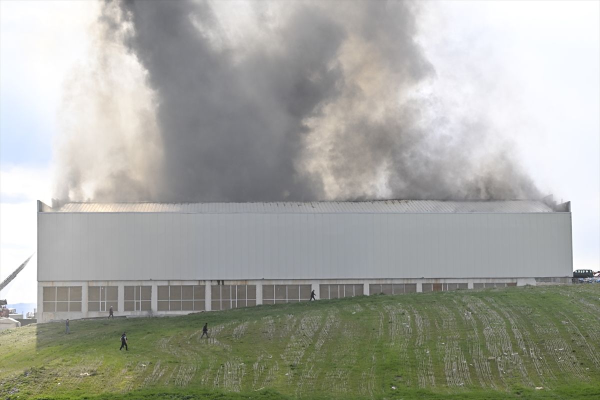 Yenimahalle\'de Mobilya Deposunda Yangın