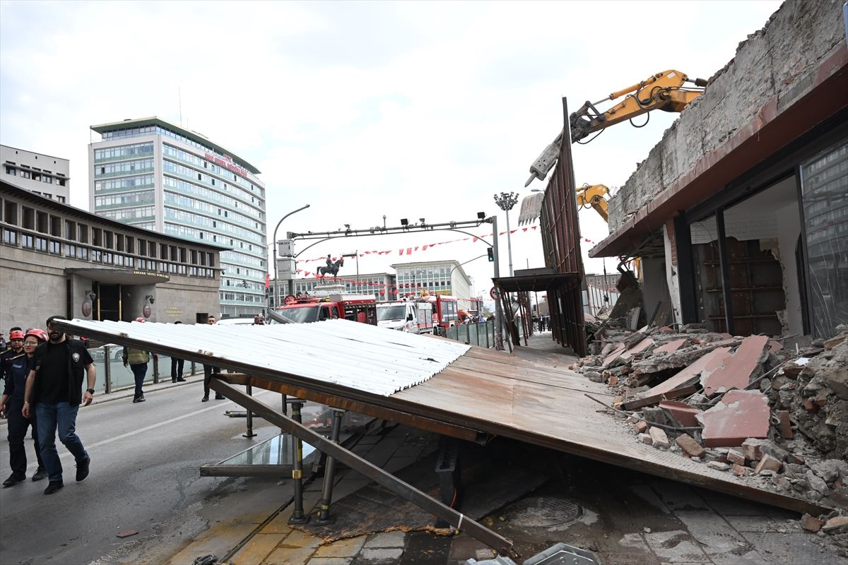 Ankara\'da Yıkım Platformu Çöktü: 3 Yaralı