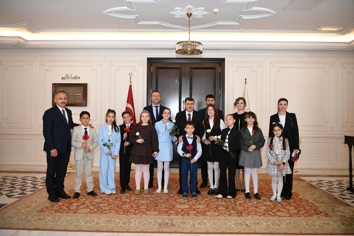 Vali Şahin, Koltuğunu Öğrenciye Devretti