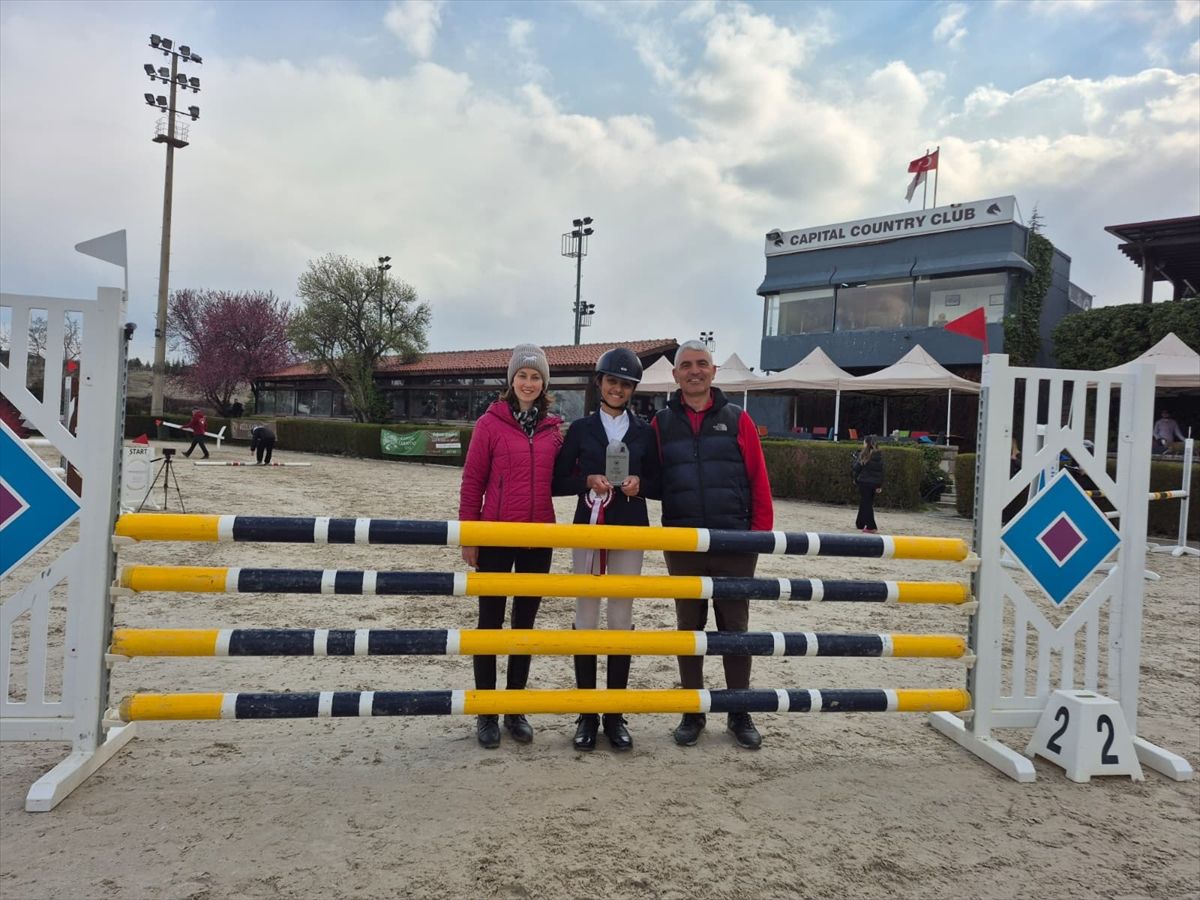 Defne Turasan 3 Kupa Kazandı