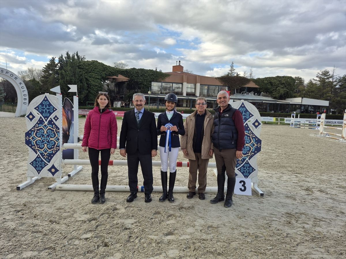 Defne Turasan\'dan Engel Atlama Başarısı