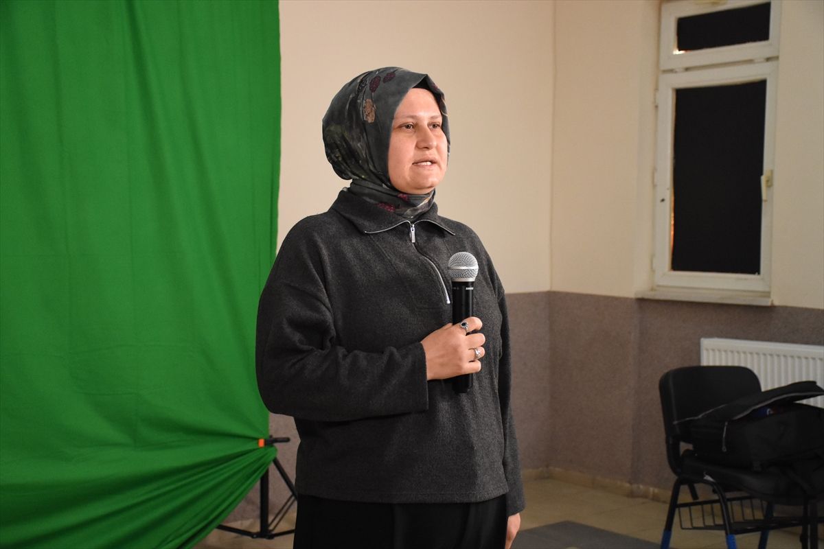 Annesiyle Aynı Sınıfta Okuyor