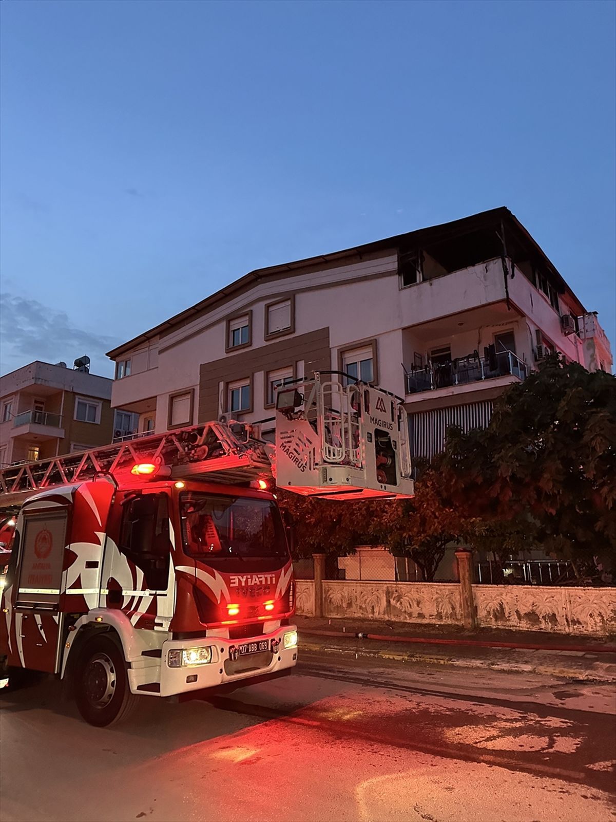 Kepez\'de Çatı Yangını: 2 Yaralı