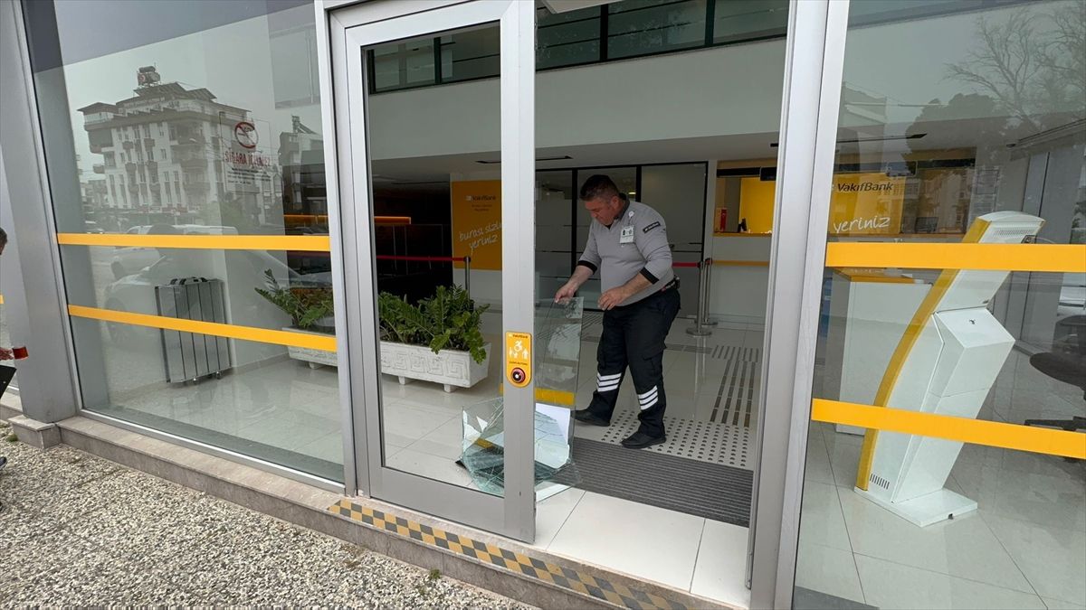 Bankanın Camını Kıran Şüpheli Aranıyor