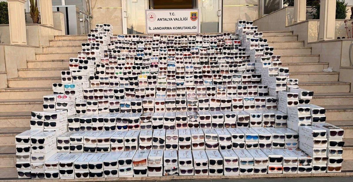 Alanya\'da 20 Bin Kaçak Gözlük Ele Geçirildi