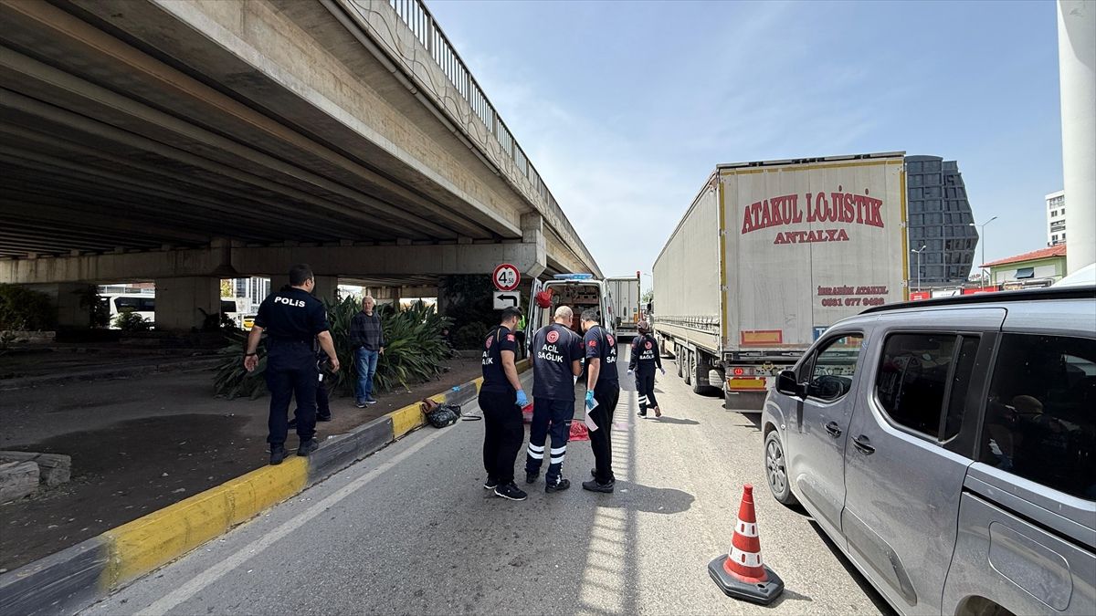 Kepez\'de Tır Altında Kalan Kadın Hayatını Kaybetti