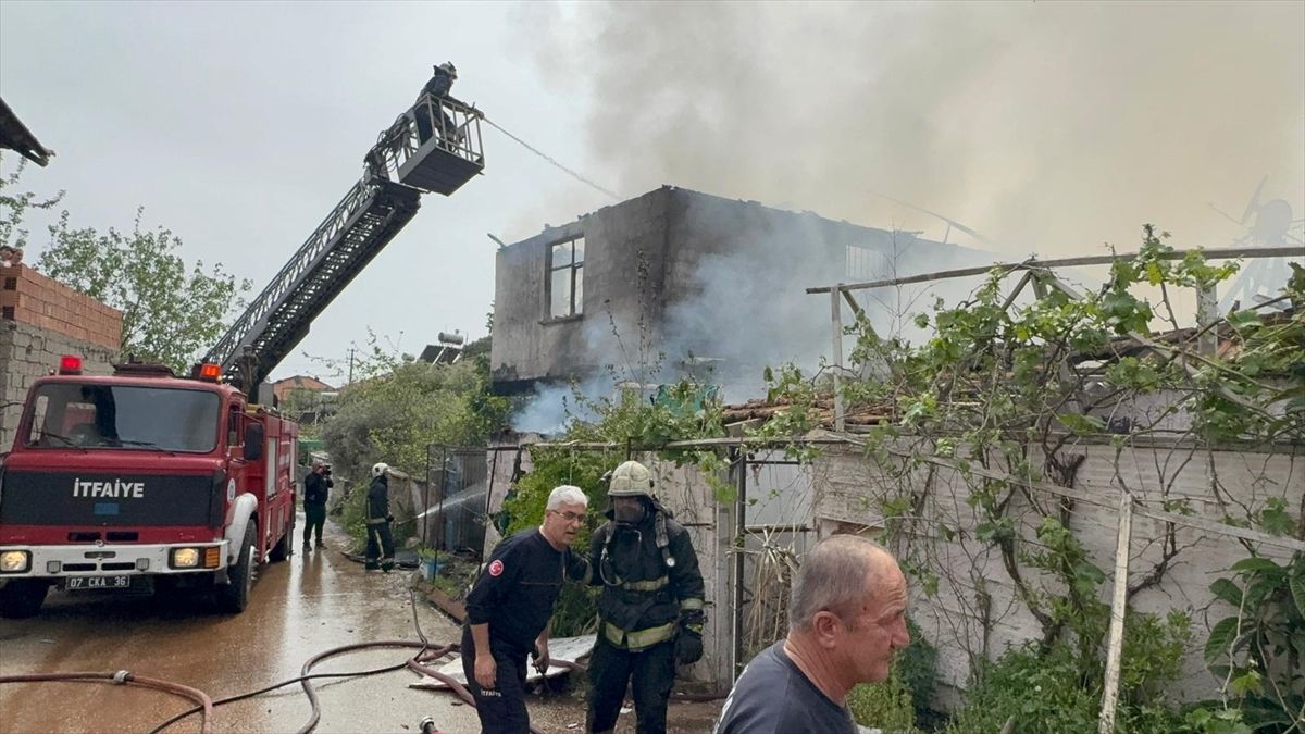 Antalya\'da Evde Yangın: İki Çocuk Kurtarıldı