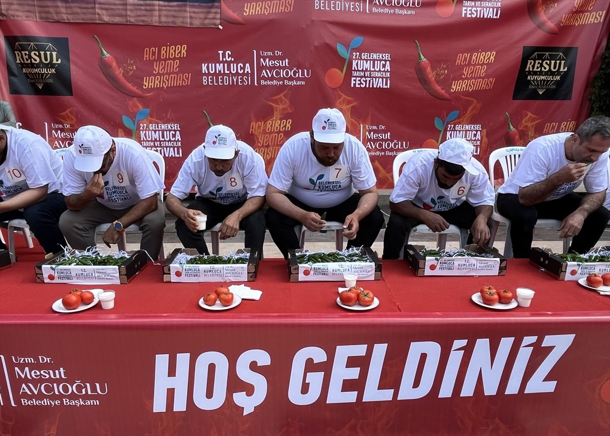 Kumluca\'da Acı Biber Yeme Yarışması