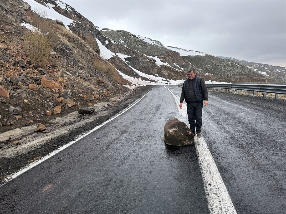 Kaya Parçaları Yola Düştü, Vatandaşlar Temizledi