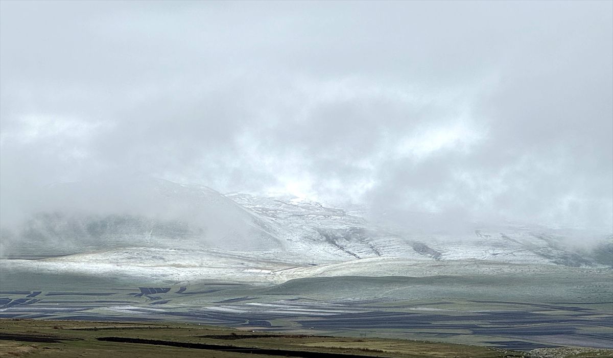 Ardahan\'da Mayıs\'ta Kar Yağışı