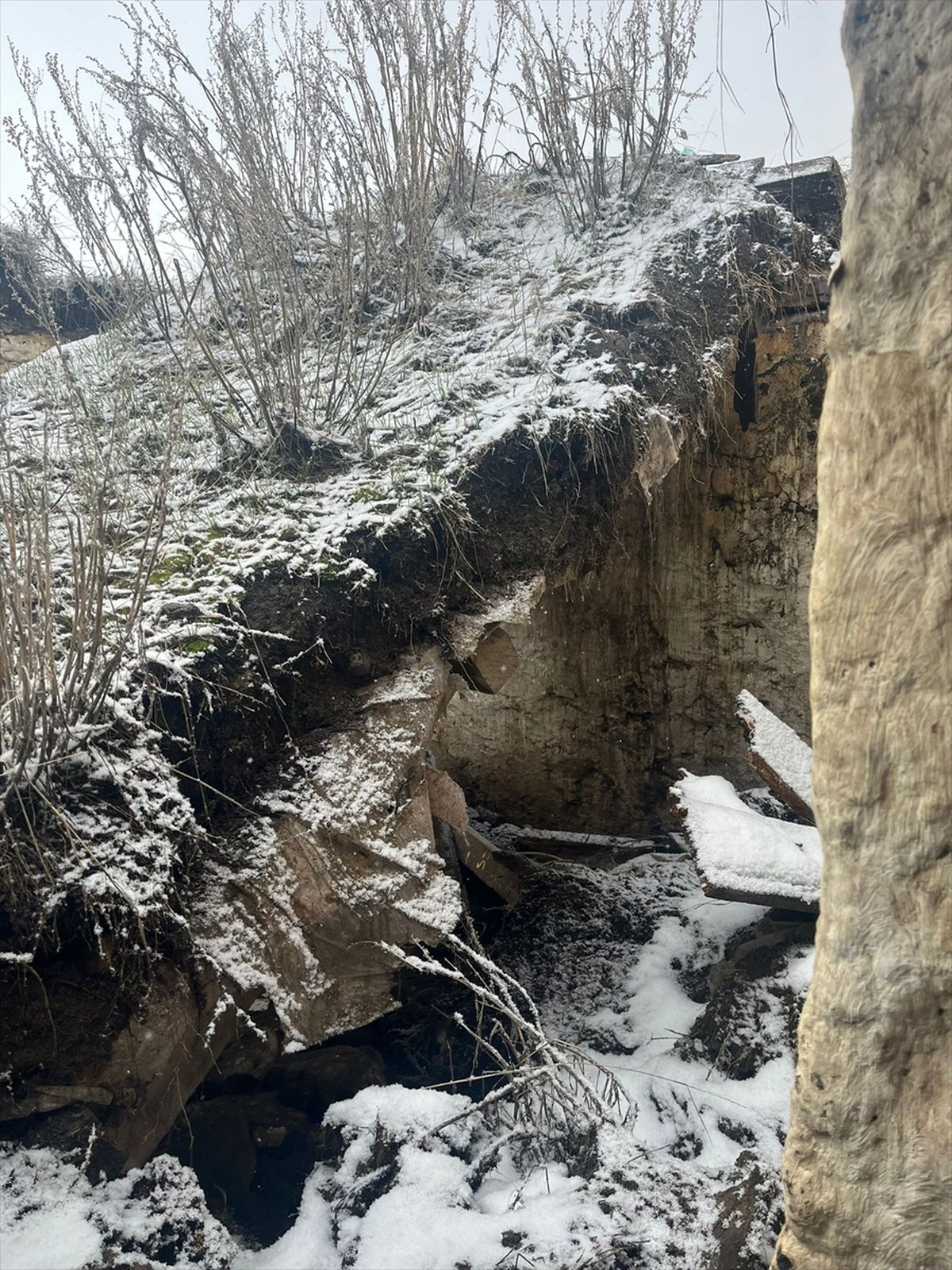 Ardahan\'da Kar Göçüğü: Ev ve Ahır Çöktü