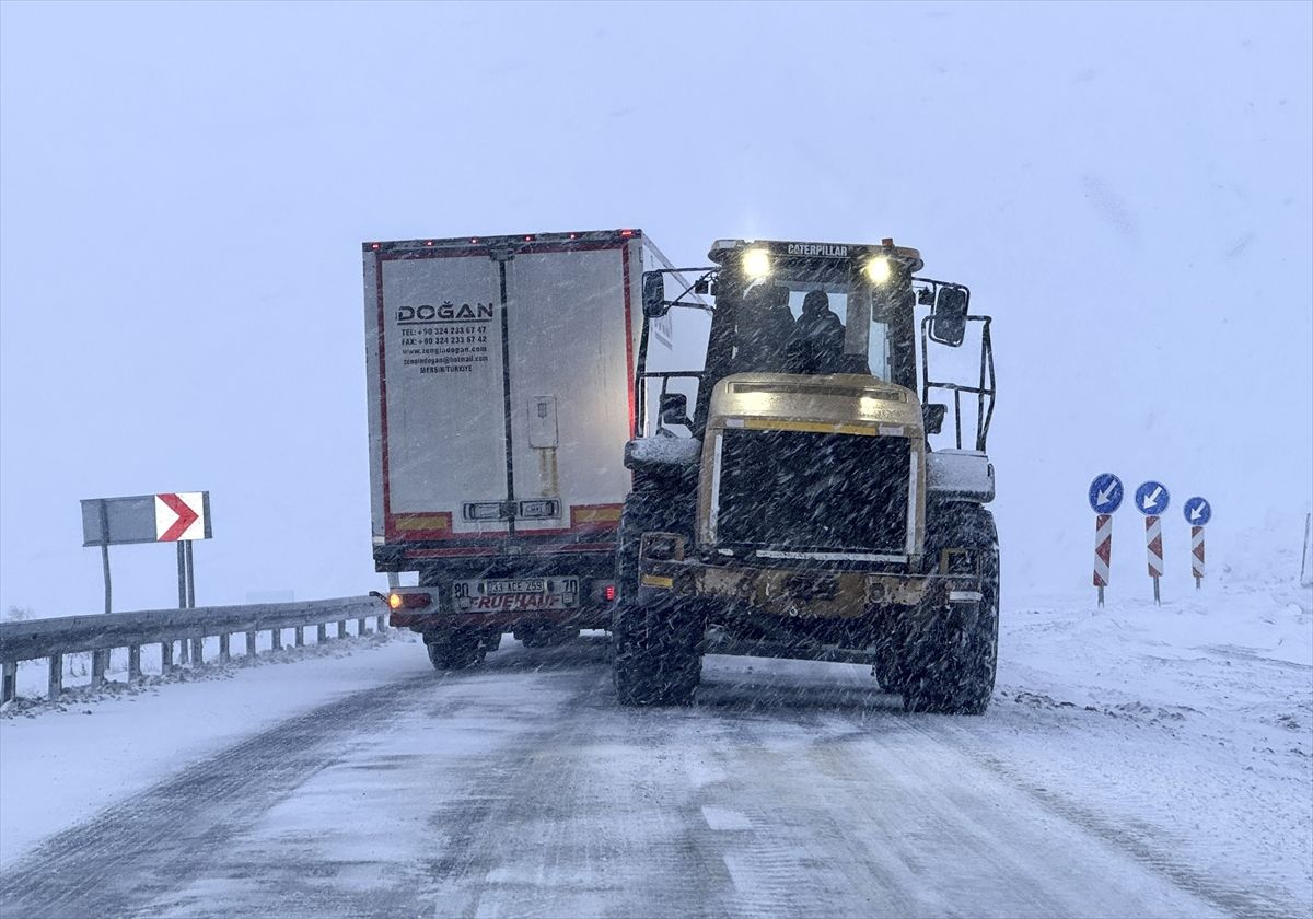 Ardahan\'da Kar Yağışı Ulaşımı Aksatıyor