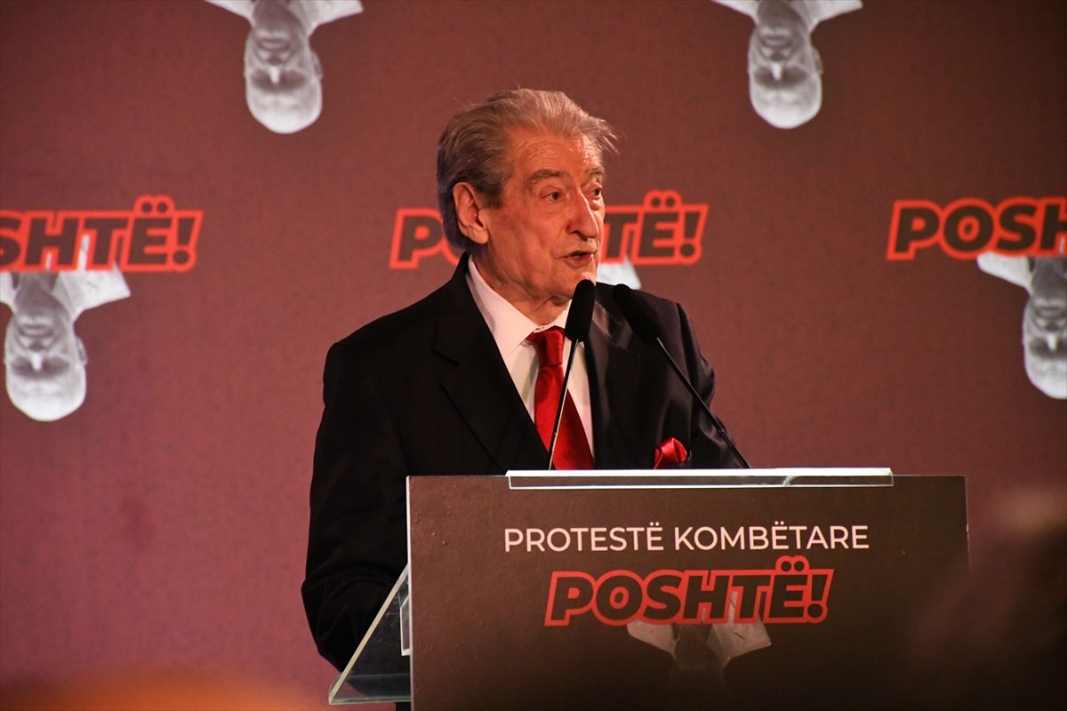 Tiran\'da Hükümet Karşıtı Gösteriler Devam Ediyor