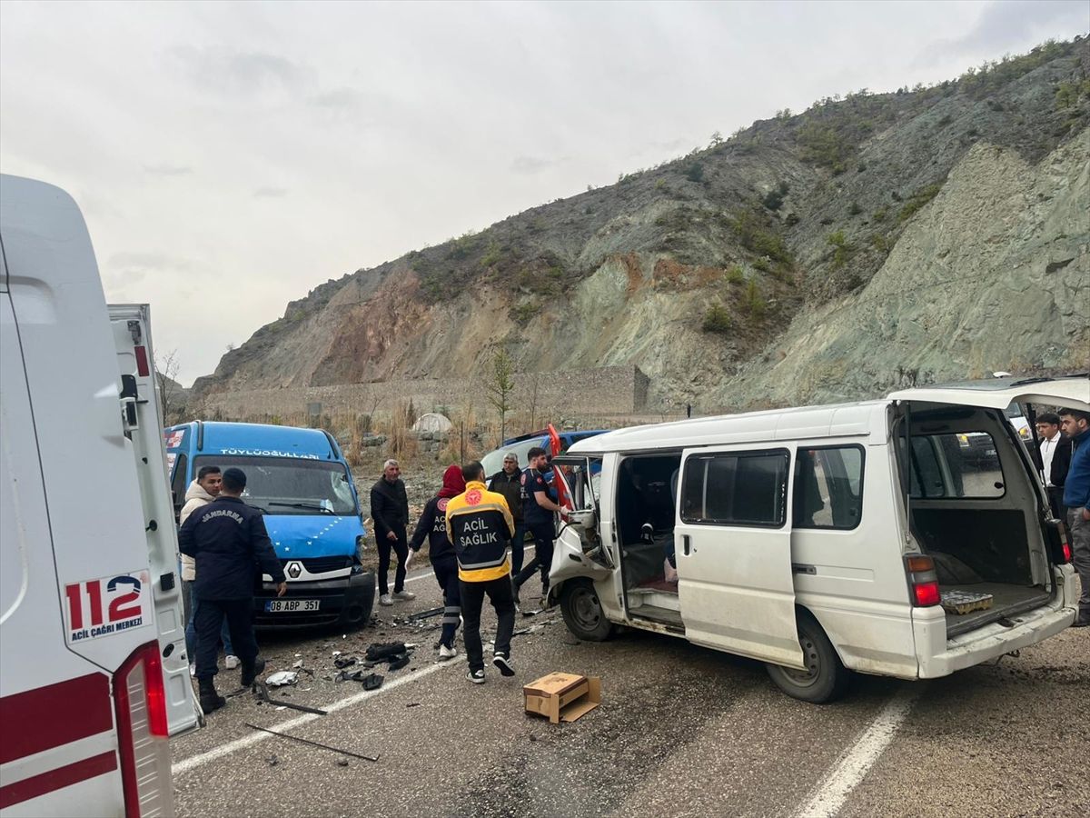 Ardanuç\'ta Trafik Kazası: 3 Yaralı