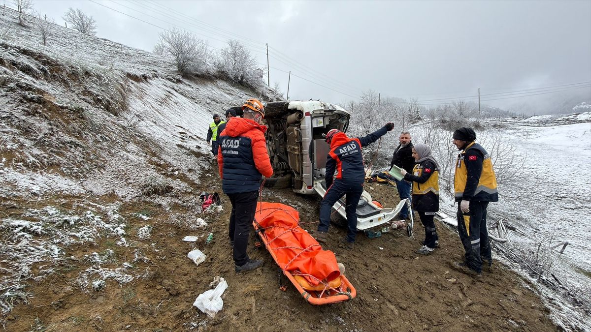 Ambulans Uçuruma Devrildi: 1 Ölü, 4 Yaralı