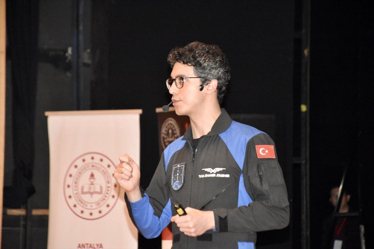 Türkiye\'nin İkinci Astronotu Öğrencilerle Buluştu