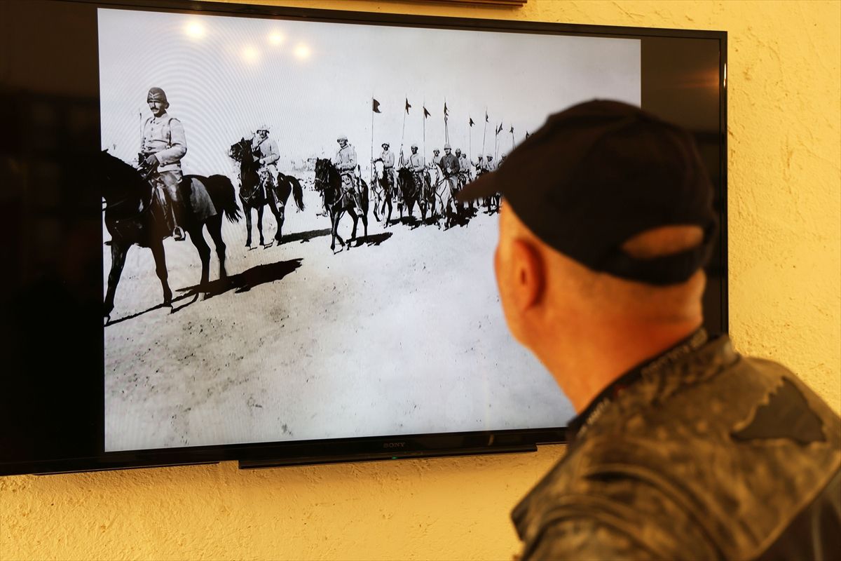 Avrupa\'dan motosikletle umreye giden Türkler dönüşte Ürdün\'deki Türk Şehitliği\'ni ziyaret etti