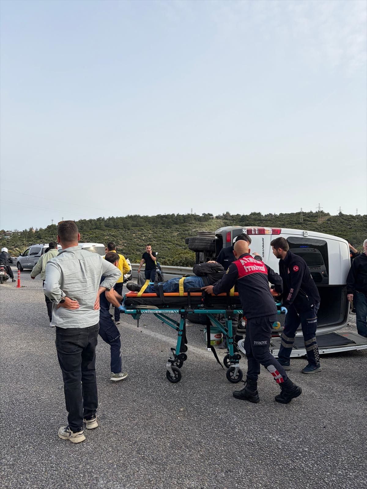 Kuşadası\'nda Otomobil ile Minibüs Çarpıştı