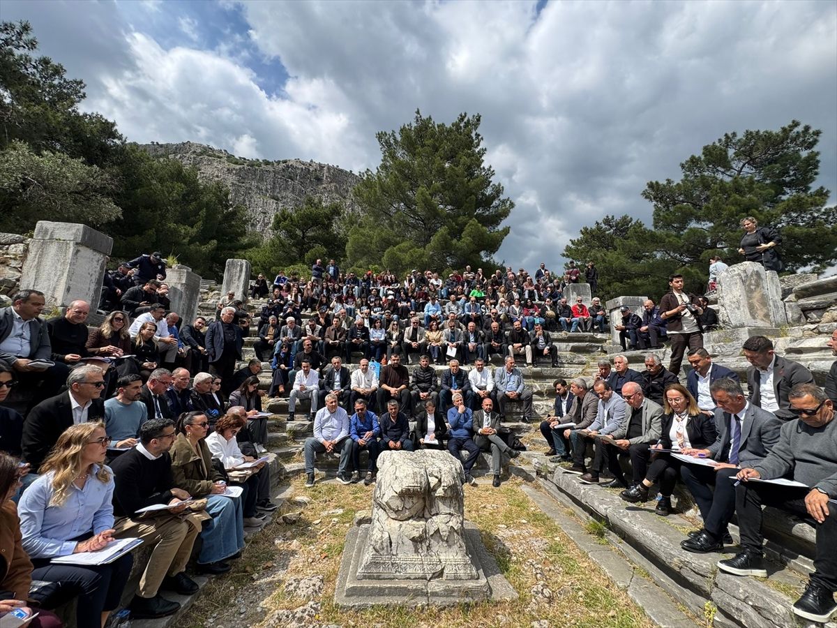 Söke Belediyesi Priene Antik Kenti\'nde Toplandı