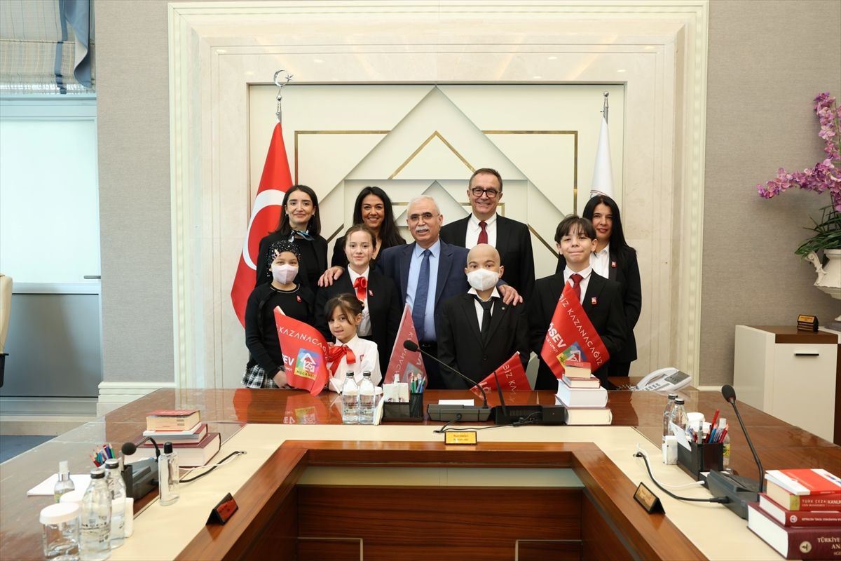 Çocuk Bayramında Anayasa Mahkemesi Koltuğu Elif\'e Devredildi