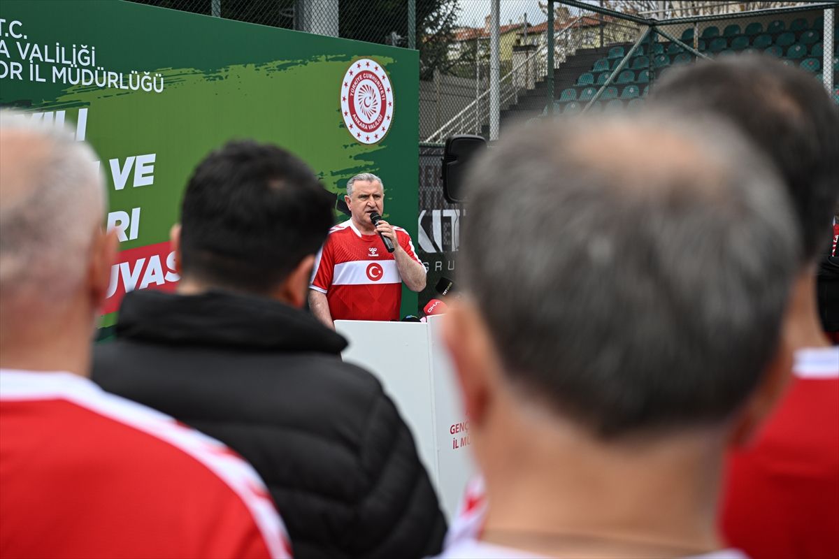 Bakan Bak, Kamu Futbol Turnuvası\'nda Gol Attı
