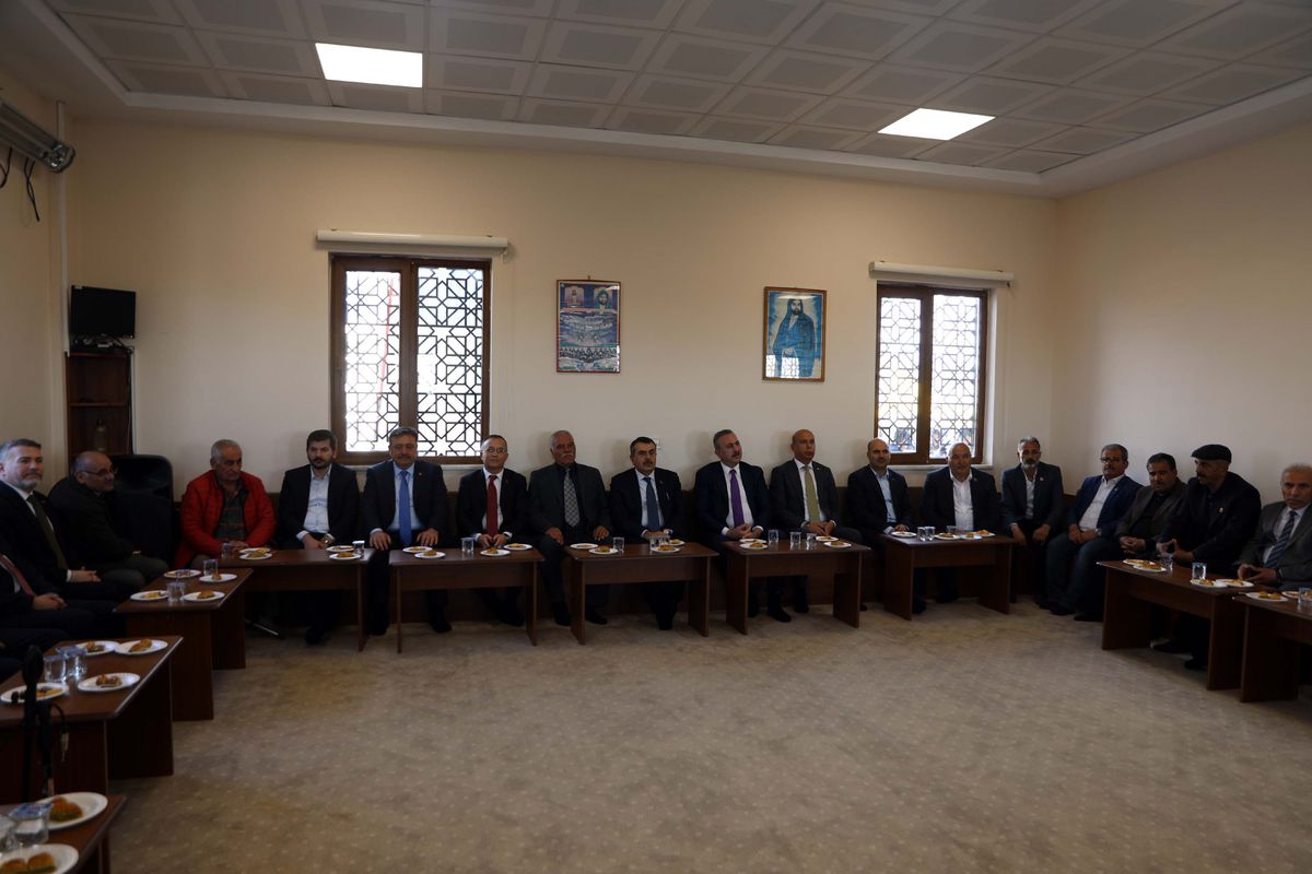 Bakan Tekin Cemevini Ziyaret Etti