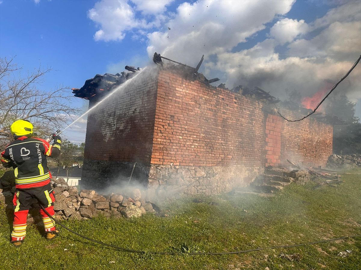 Sındırgı\'da Ev Yangını Söndürüldü