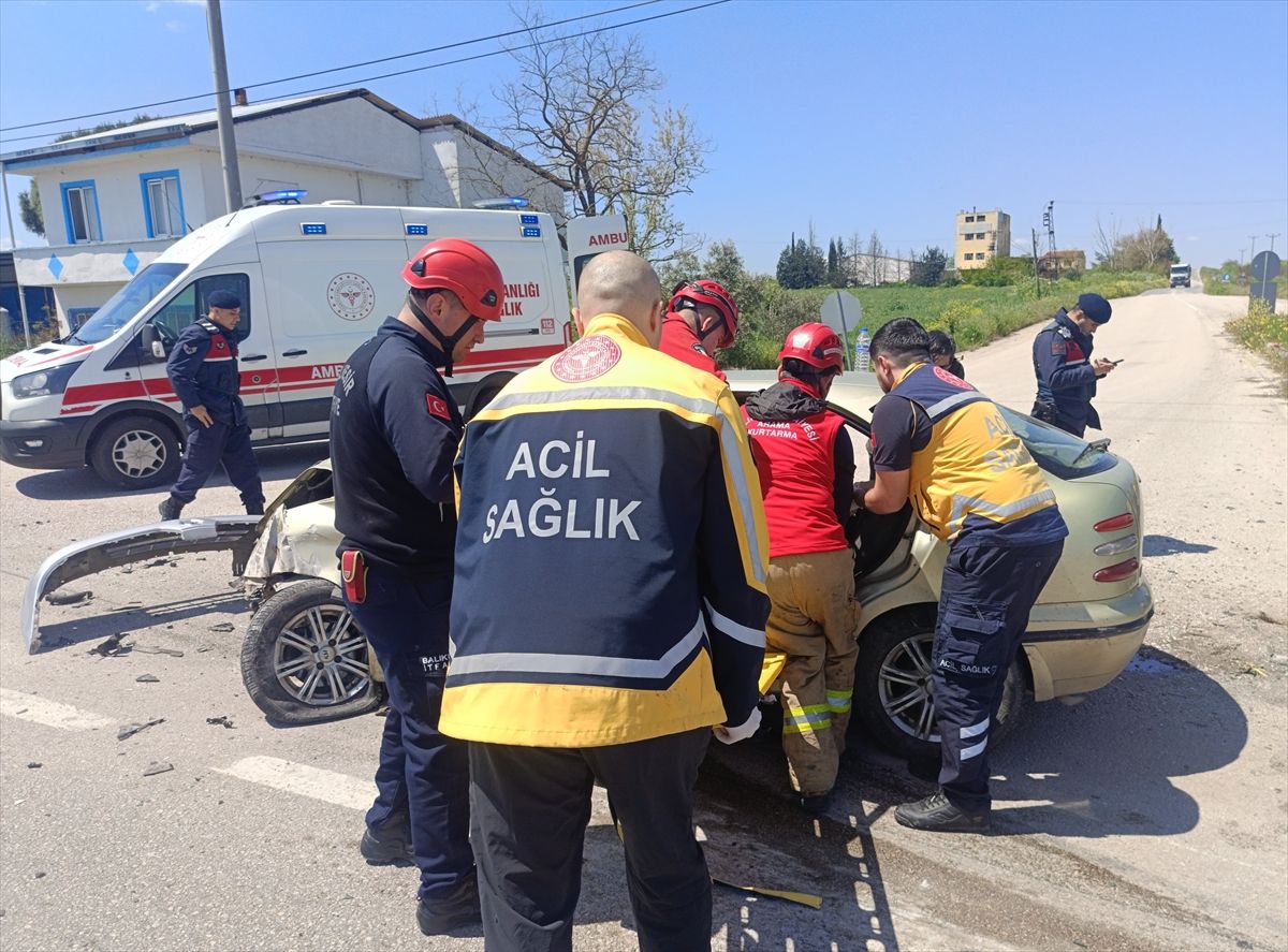Susurluk\'ta Trafik Kazası: 6 Yaralı