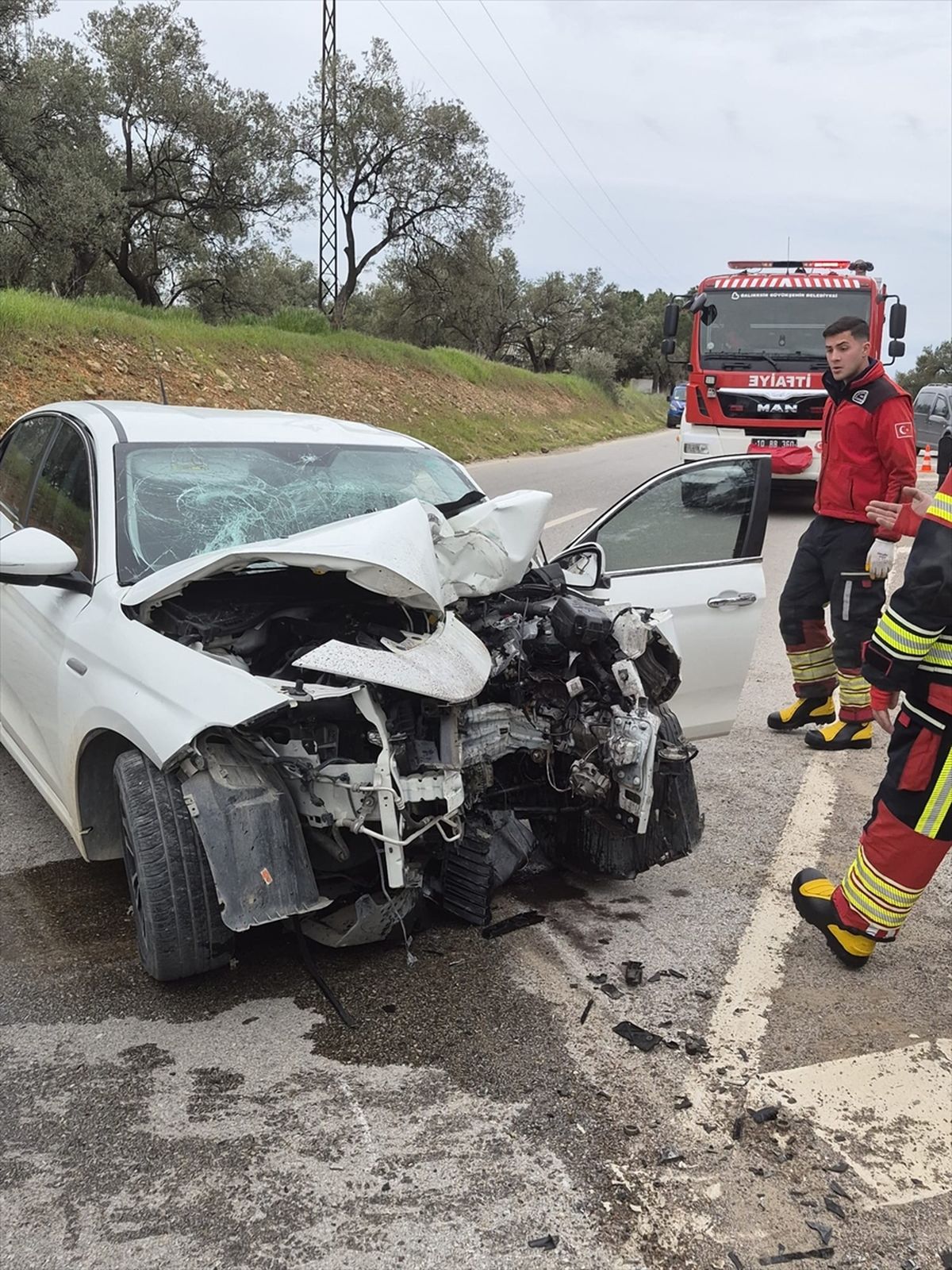 Ayvalık\'ta Direğe Çarpan Otomobilde 3 Yaralı