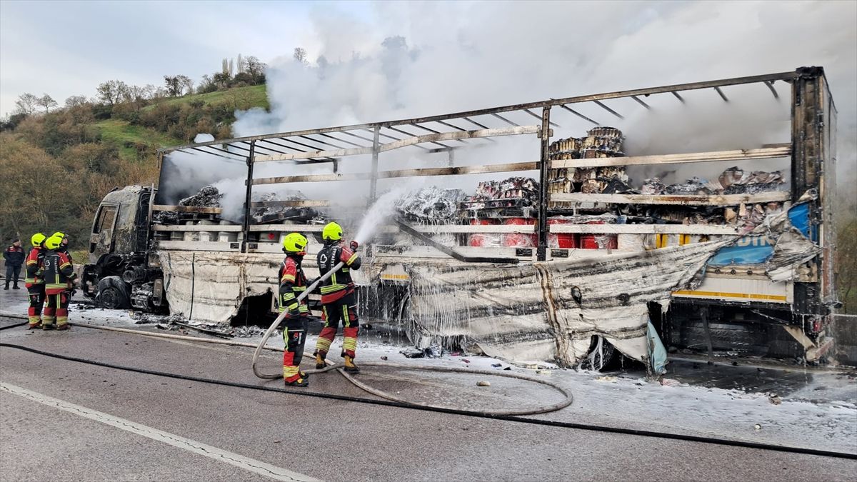 Balıkesir\'de Tır Yangını Kontrol Altına Alındı