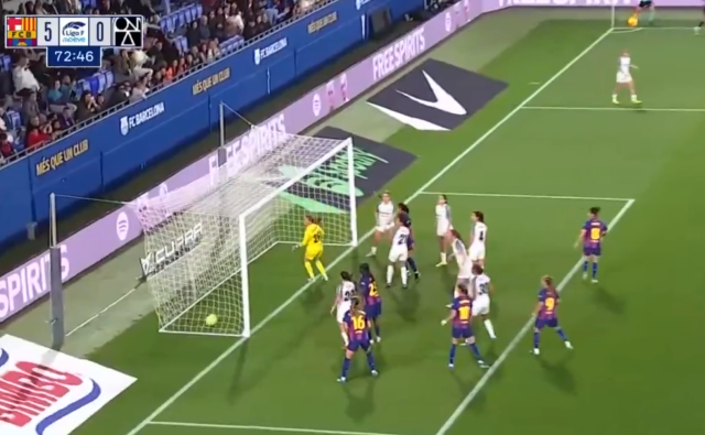 Barcelona kadın futbol takımı oyuncusu kornerden gol attı
