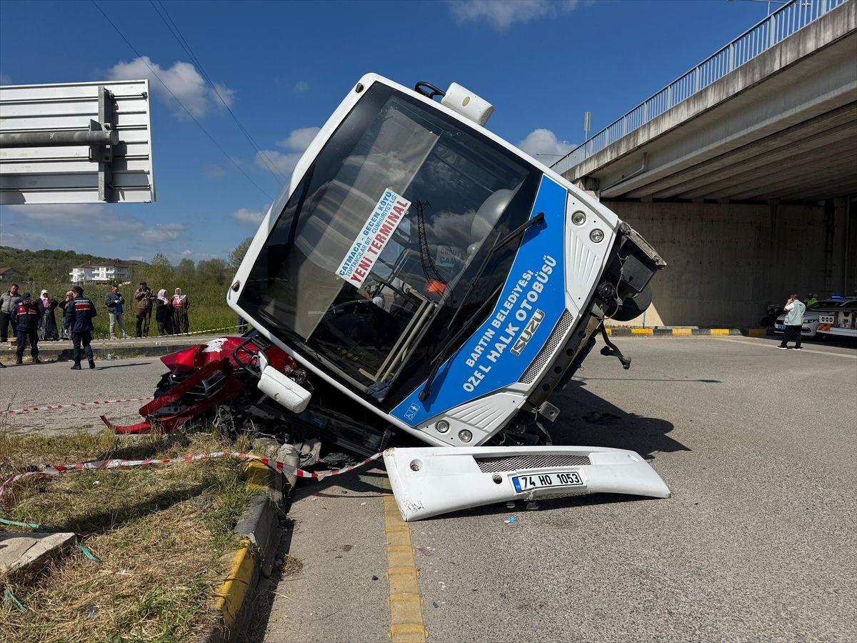 Bartın\'da Otobüs Devrildi: 44 Öğrenci Hastaneye Kaldırıldı