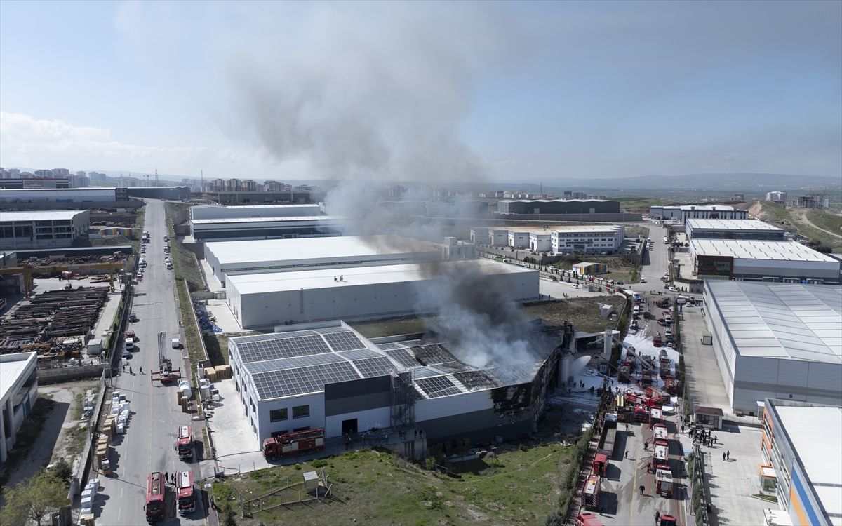 Sincan\'daki Boya Fabrikasında Yangın