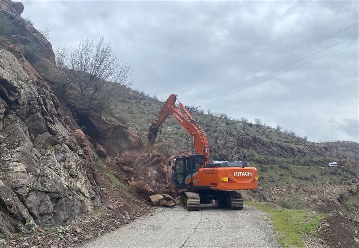Sason\'da Heyelan: Ulaşım Engellendi