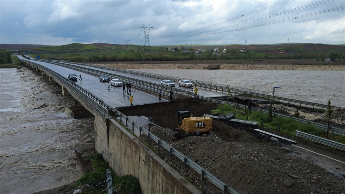 Batman\'da Sağanak Nedeniyle Yol Çöktü