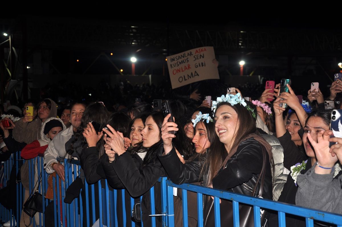 Bayındır Çiçek Festivali\'nde Melek Mosso Konseri