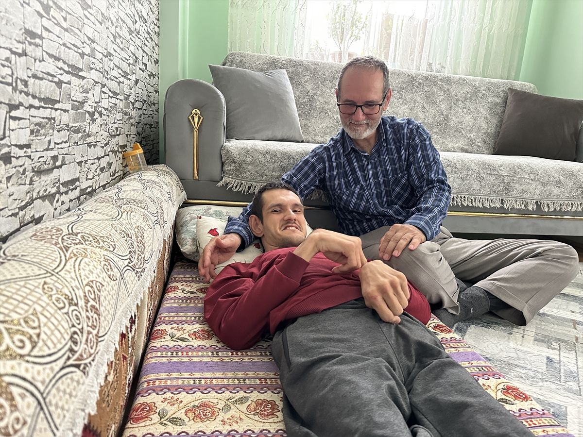 Engelli Oğluna Örnek Baba Duyguları