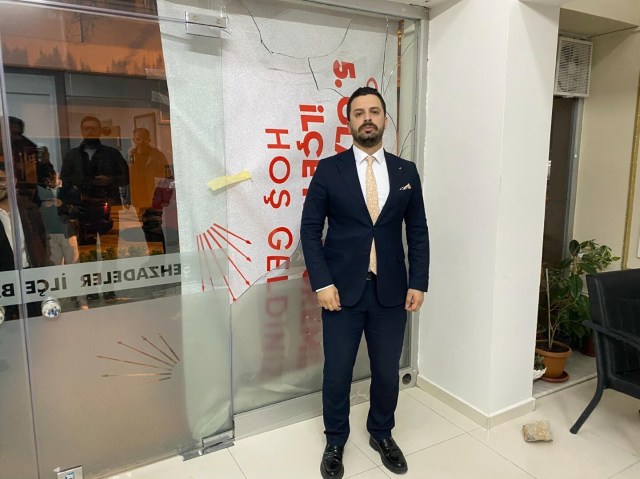 Belediyede işe giremedi, ilçe binasını taşladı