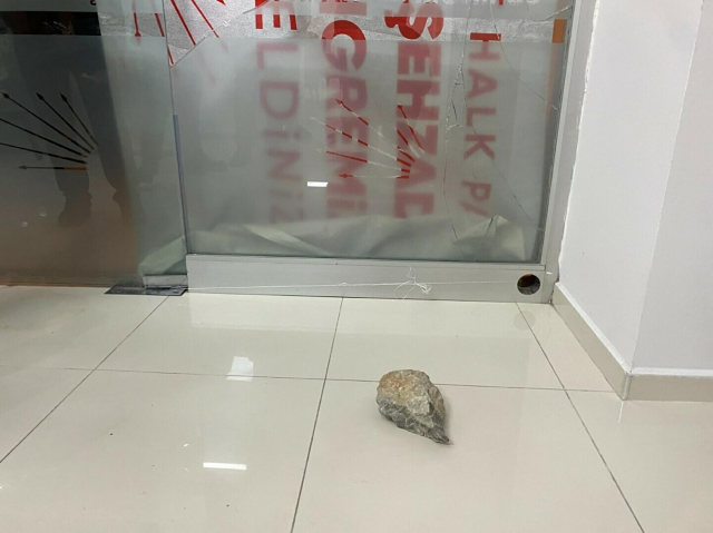 Belediyede işe giremedi, ilçe binasını taşladı