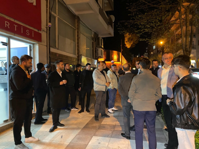 Belediyede işe giremedi, ilçe binasını taşladı