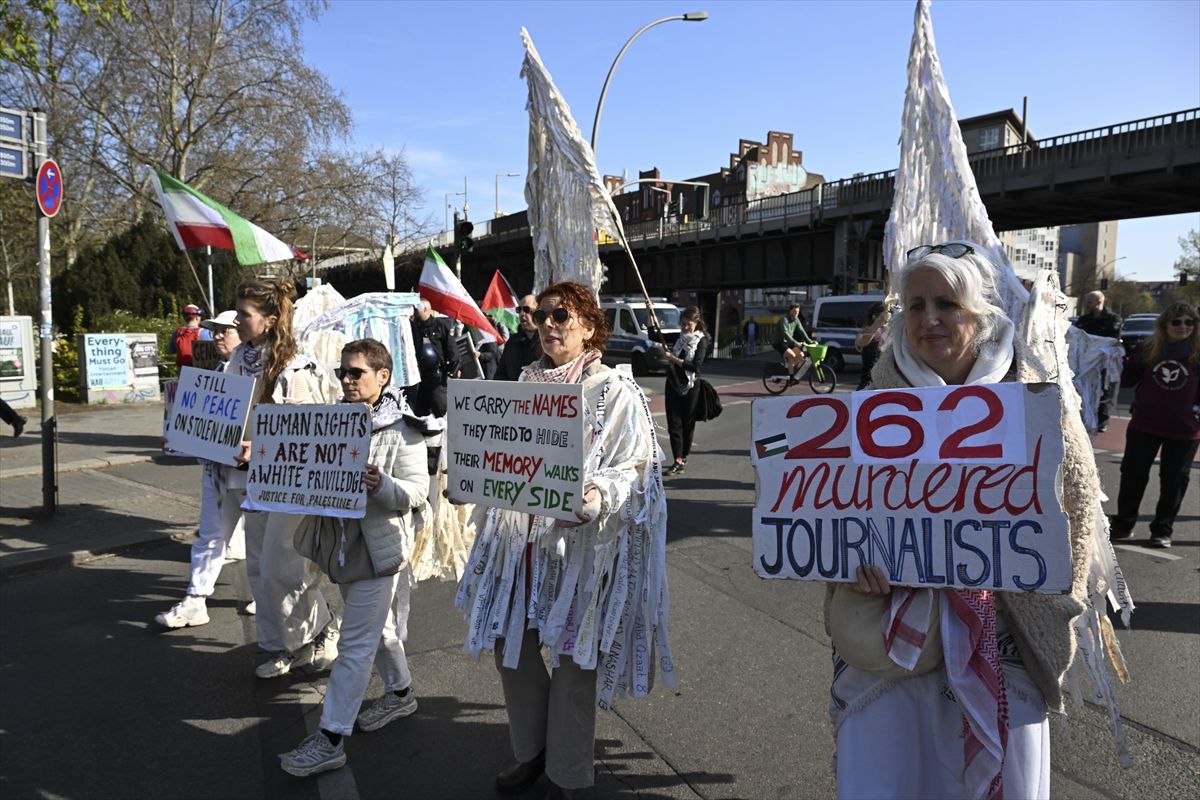 Berlin\'de Filistin\'e Destek Gösterisi