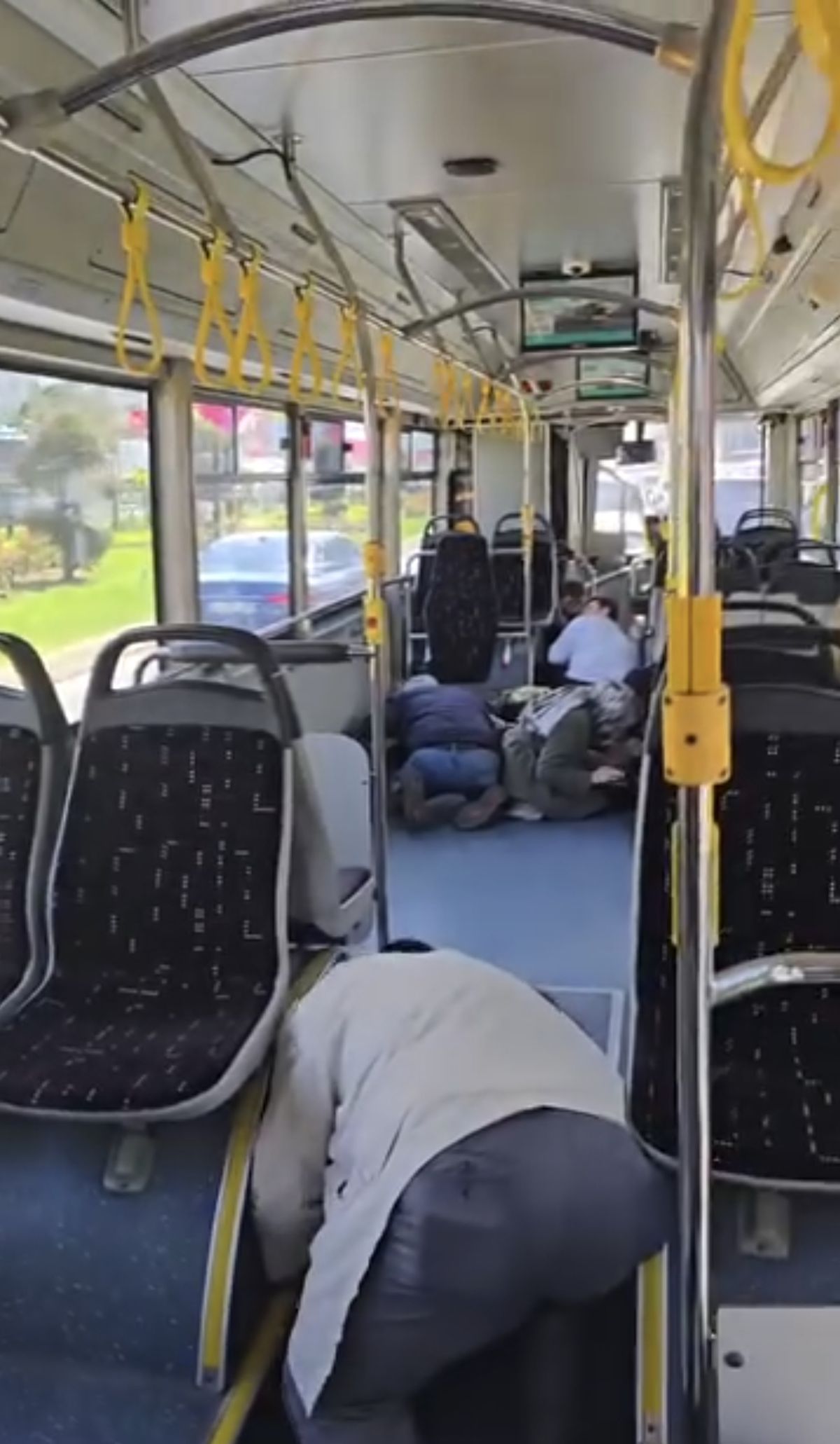 İETT otobüsü terör çatışmasının ortasında kaldı! Yolcular panikle yere yattı