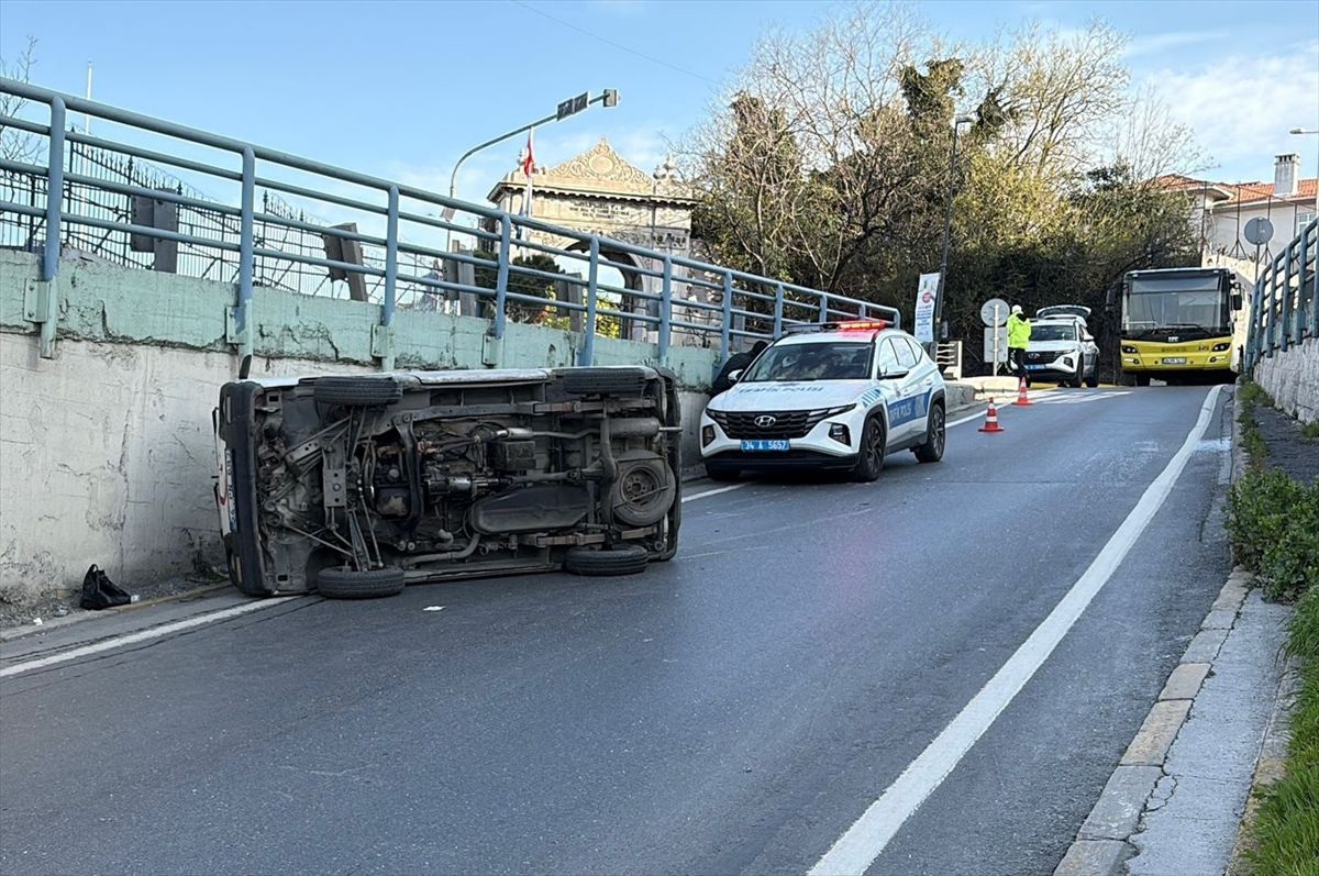 Beyoğlu\'nda Ticari Araç Kaldırıma Çarptı