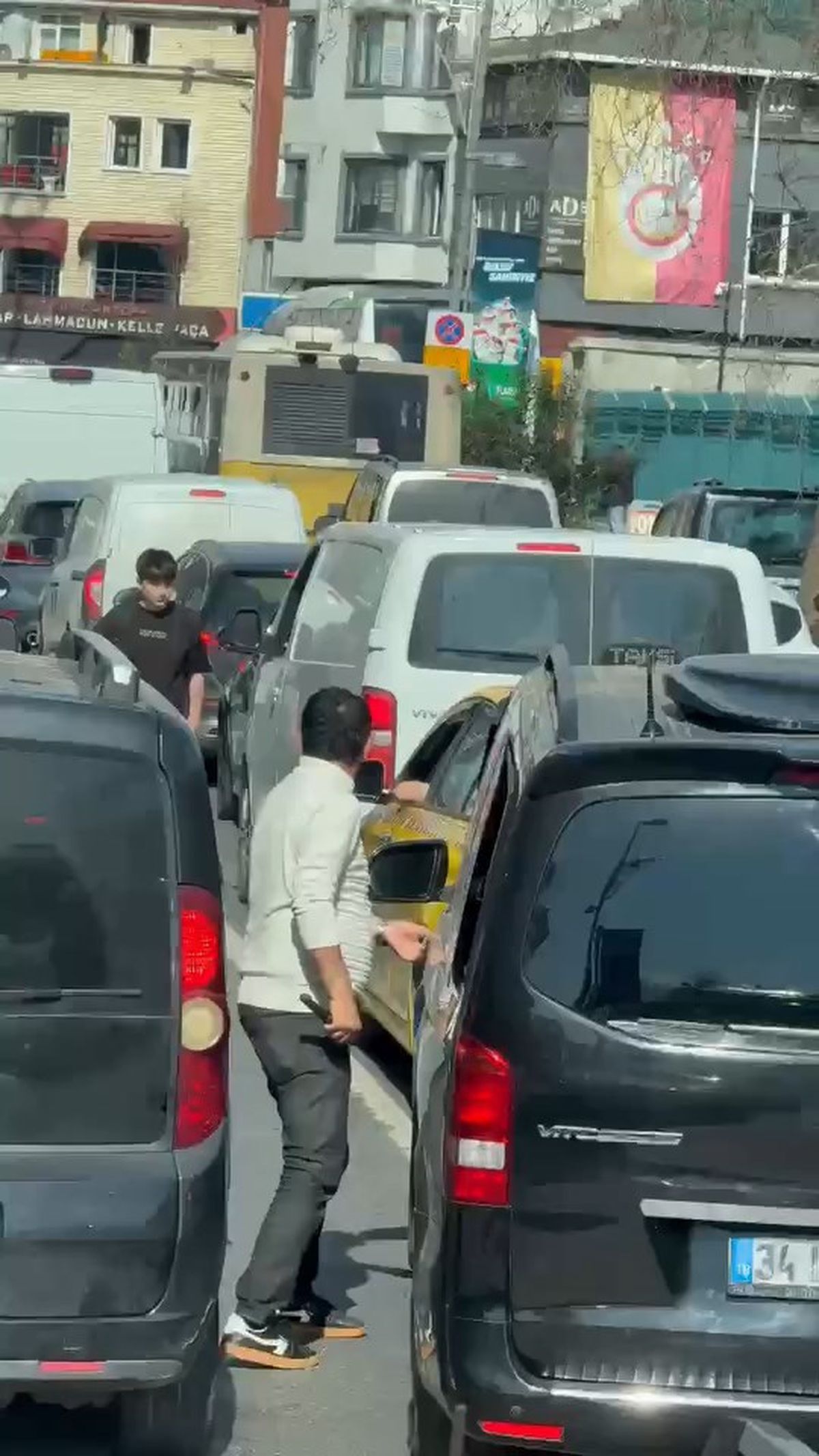 Beyoğlu\'nda tartıştığı motosikletliyi bıçaklayan minibüs şoforü kamerada