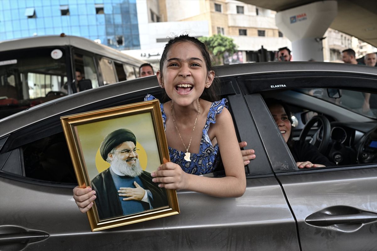 Beyrut\'ta İsrail\'in saldırılarıyla yerinden edilenler, ateşkesin ardından evlerine dönmeye başladı