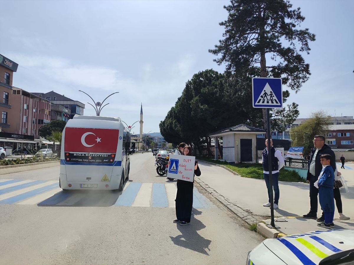 Biga\'da Öğrencilerden Trafik Bilgilendirmesi