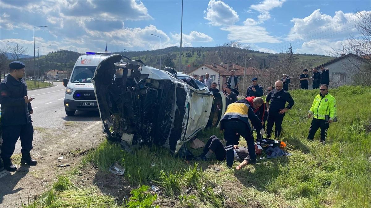 Bilecik\'te SUV Devrildi, 2 Yaralı