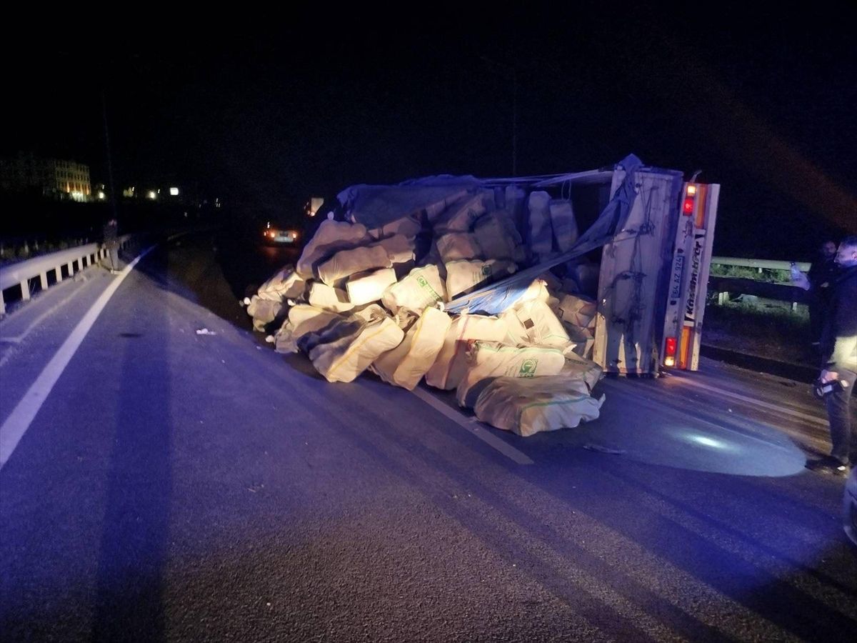 Osmaneli\'nde Tır Devrildi: 1 Yaralı