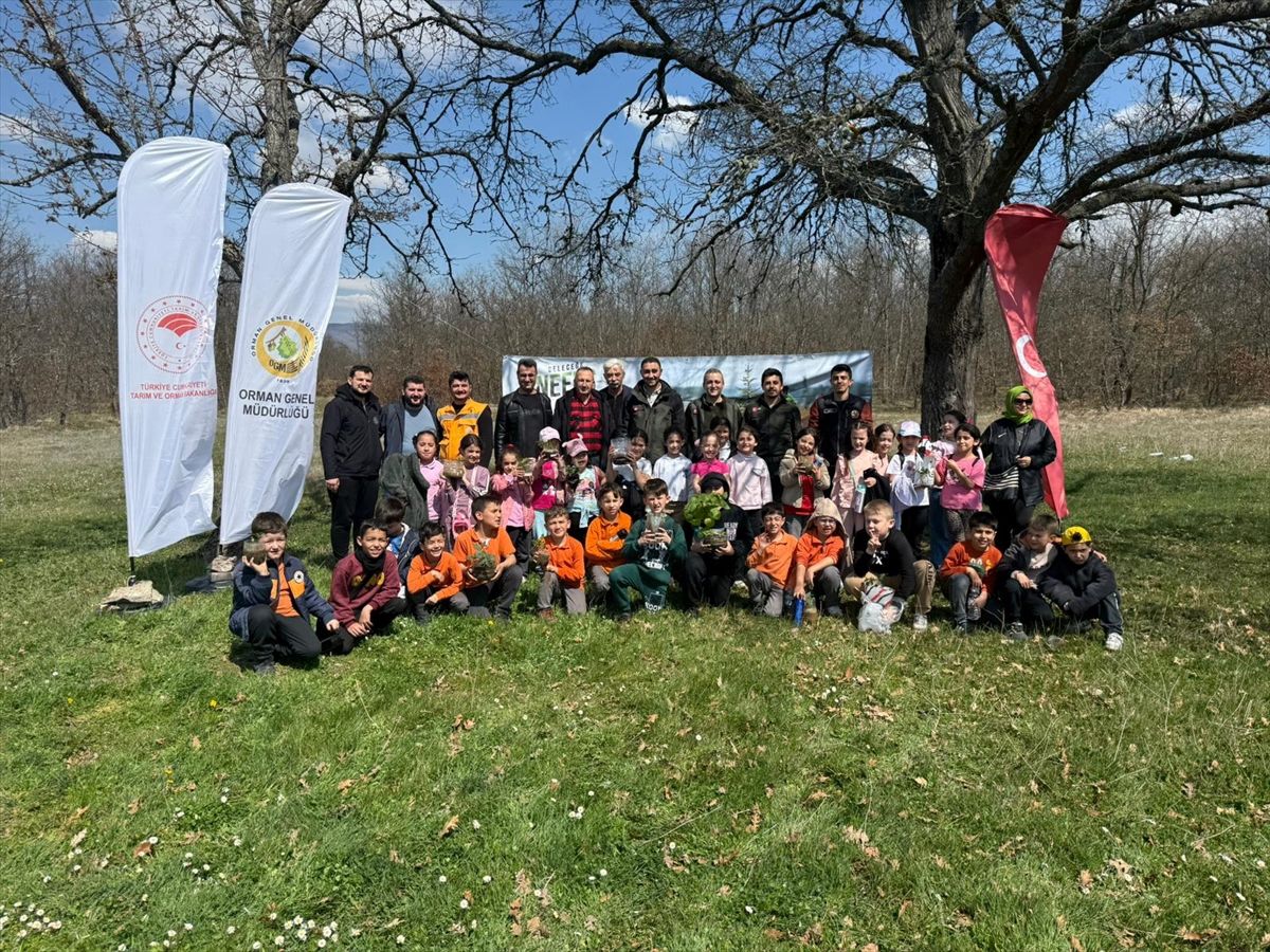 Öğrenciler Doğa İçin Fidan Dikti