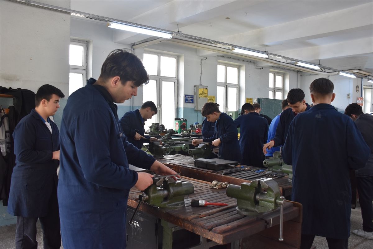 Bilecik\'te Öğrenciler Fabrikalara Parça Üretiyor